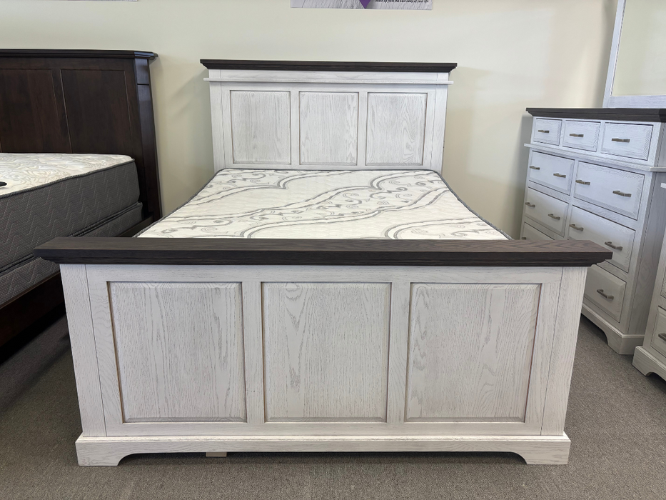 Amish London Bedroom Set - 2-Toned Paint & Stain - Farmhouse Style Amish Bedroom - London Queen Size Bed